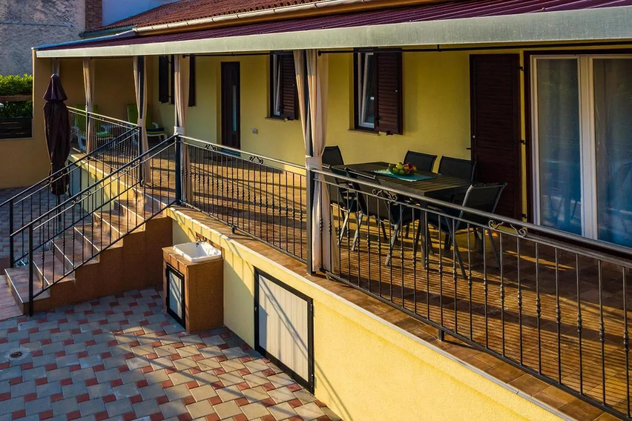 Vacation House Maria, Big Garden, Private Parking Vinkuran Villa