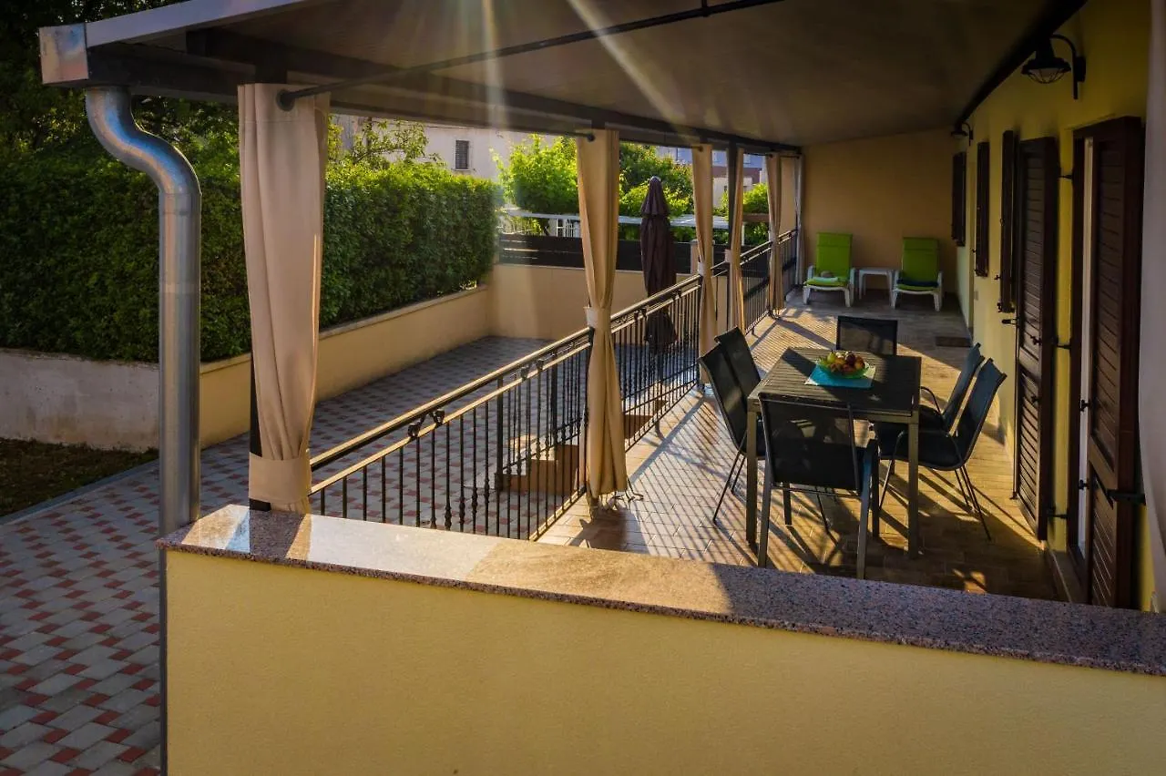 Vacation House Maria, Big Garden, Private Parking Vinkuran 0*,