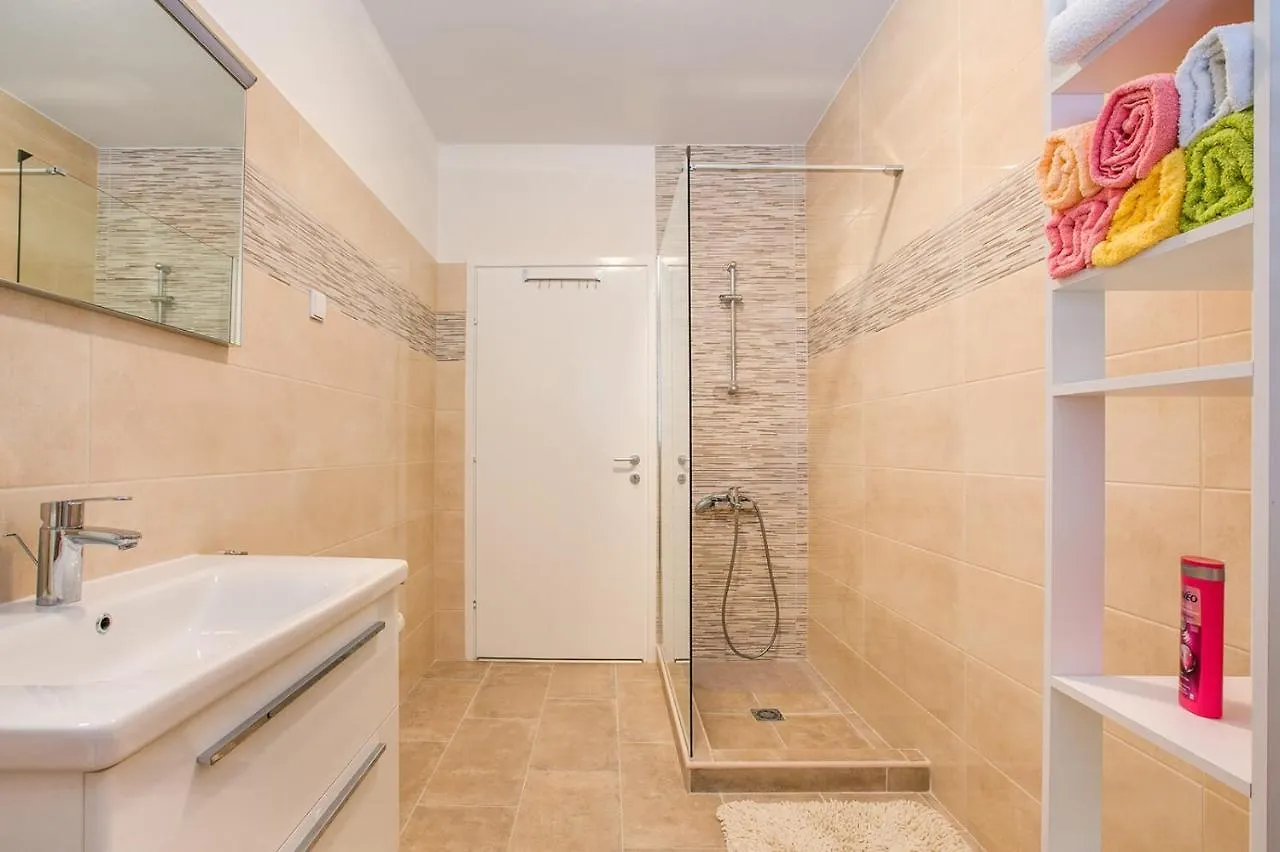 Vacation House Maria, Big Garden, Private Parking Vinkuran Croatia